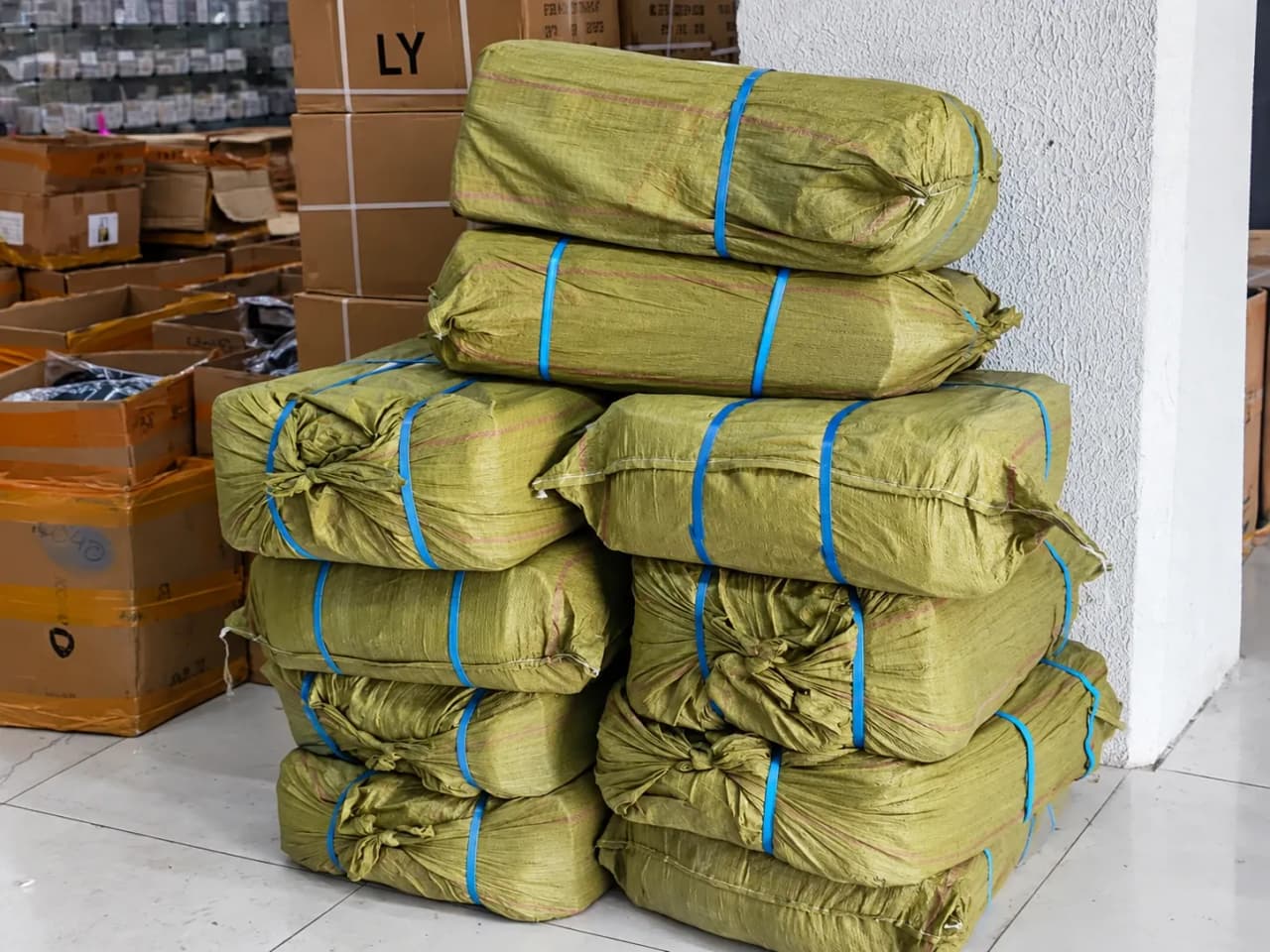 Sacas e caixas fechadas na rotina do comércio atacadista do Brás